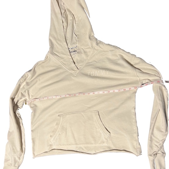 ๐ฅ NWT TOMMY HILFIGER CROPPED PULLOVER ๐ฅ - Picture 4 of 7